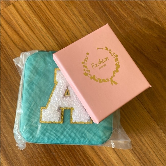 ❗️SOLD❗️Jewelry Travel Case & Necklace Bundle - Picture 4 of 12